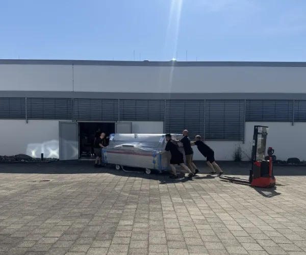 Delivery of the new automatic placement machine for capacity expansion at Hoffmann + Krippner