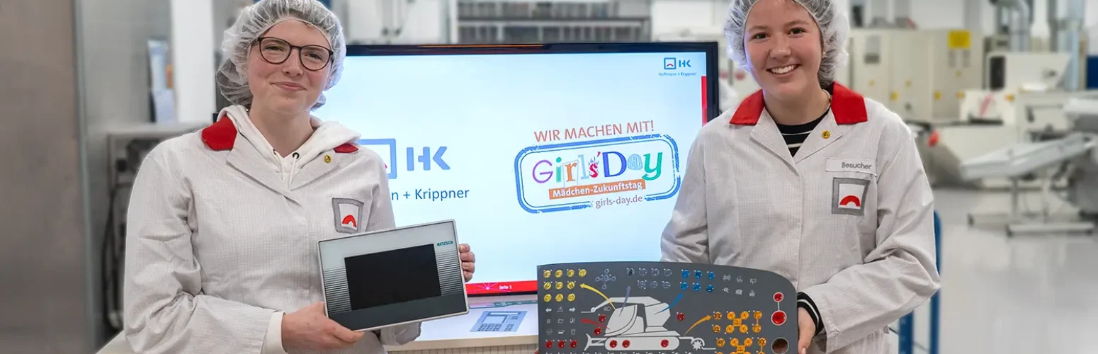 Two girls on Girls'Day hold a membrane keyboard in their hands